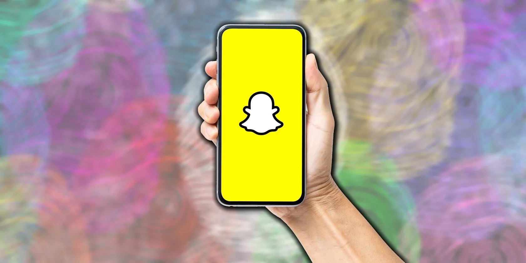 Người dùng cầm smartphone với ứng dụng Snapchat, liên quan đến thu thập thông tin vị trí và tin nhắn
