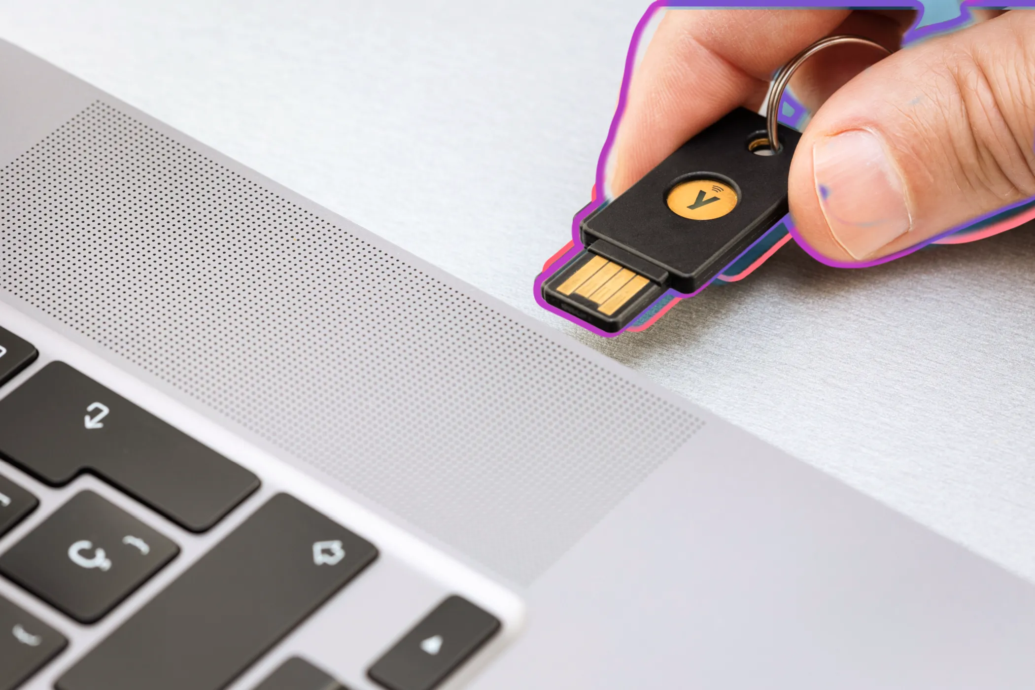 Người dùng đang cắm khóa bảo mật vật lý Yubico vào cổng USB của laptop, thể hiện sự an toàn và bảo mật khi duyệt web trên môi trường USB Live Linux.