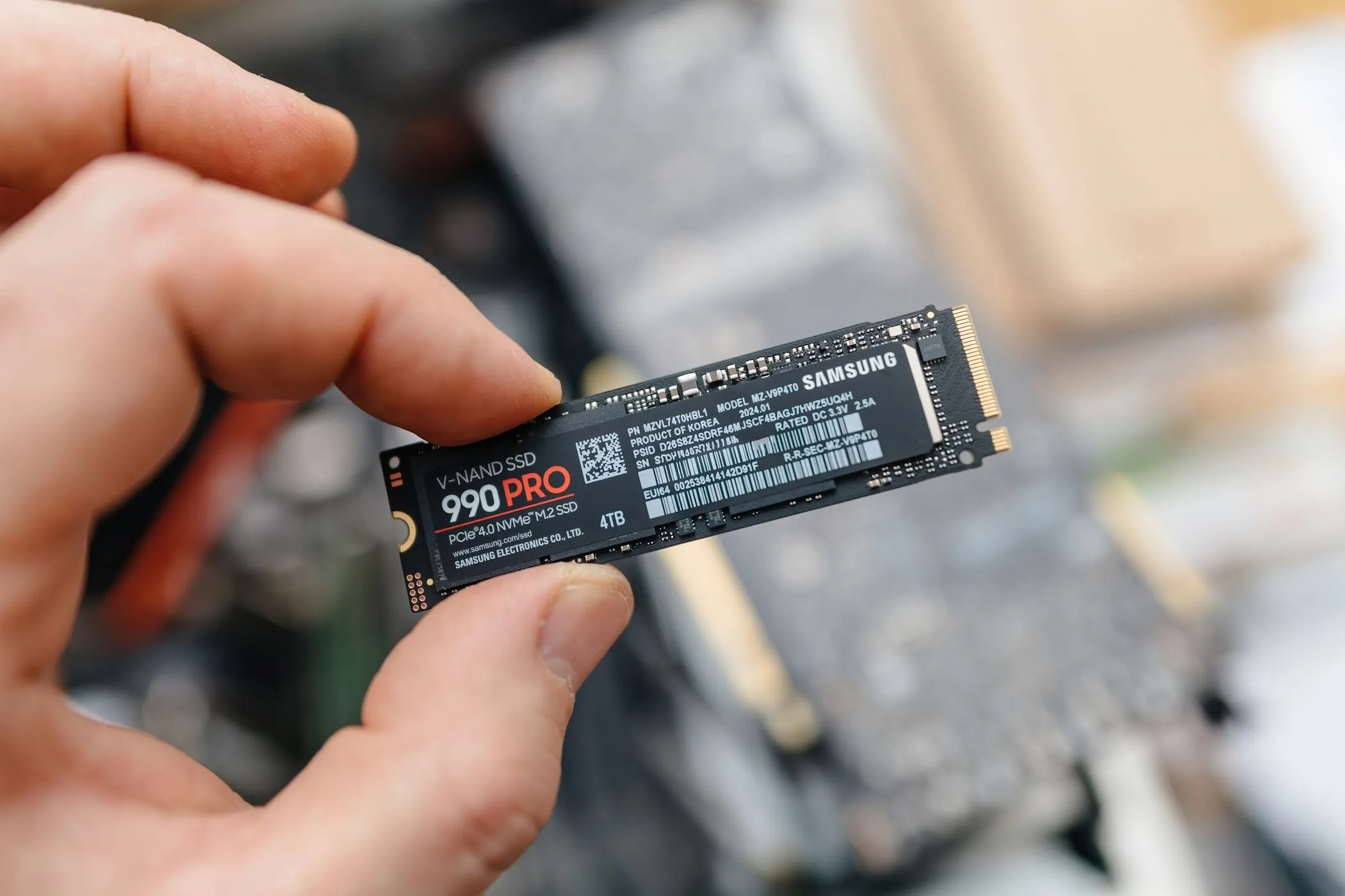 Người dùng đang cầm ổ cứng SSD NVMe Samsung 990 Pro