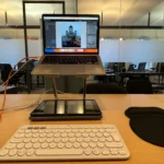Người dùng đang chỉnh sửa ảnh trên laptop bằng chuột không dây, thao tác chính xác và hiệu quả hơn trackpad.
