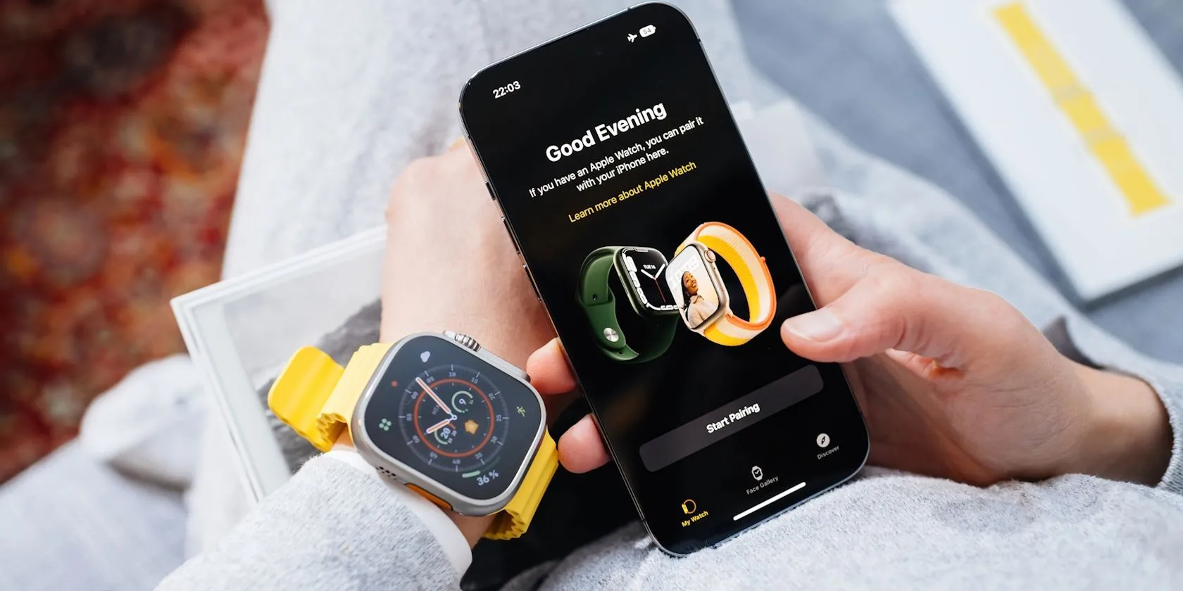 Người dùng đang cố gắng ghép nối Apple Watch Ultra với iPhone, thể hiện sự đơn giản hóa trong quy trình