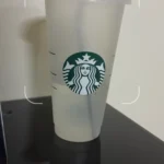Người dùng đang dùng Google Lens trên iPhone để quét ly Starbucks để tìm thông tin