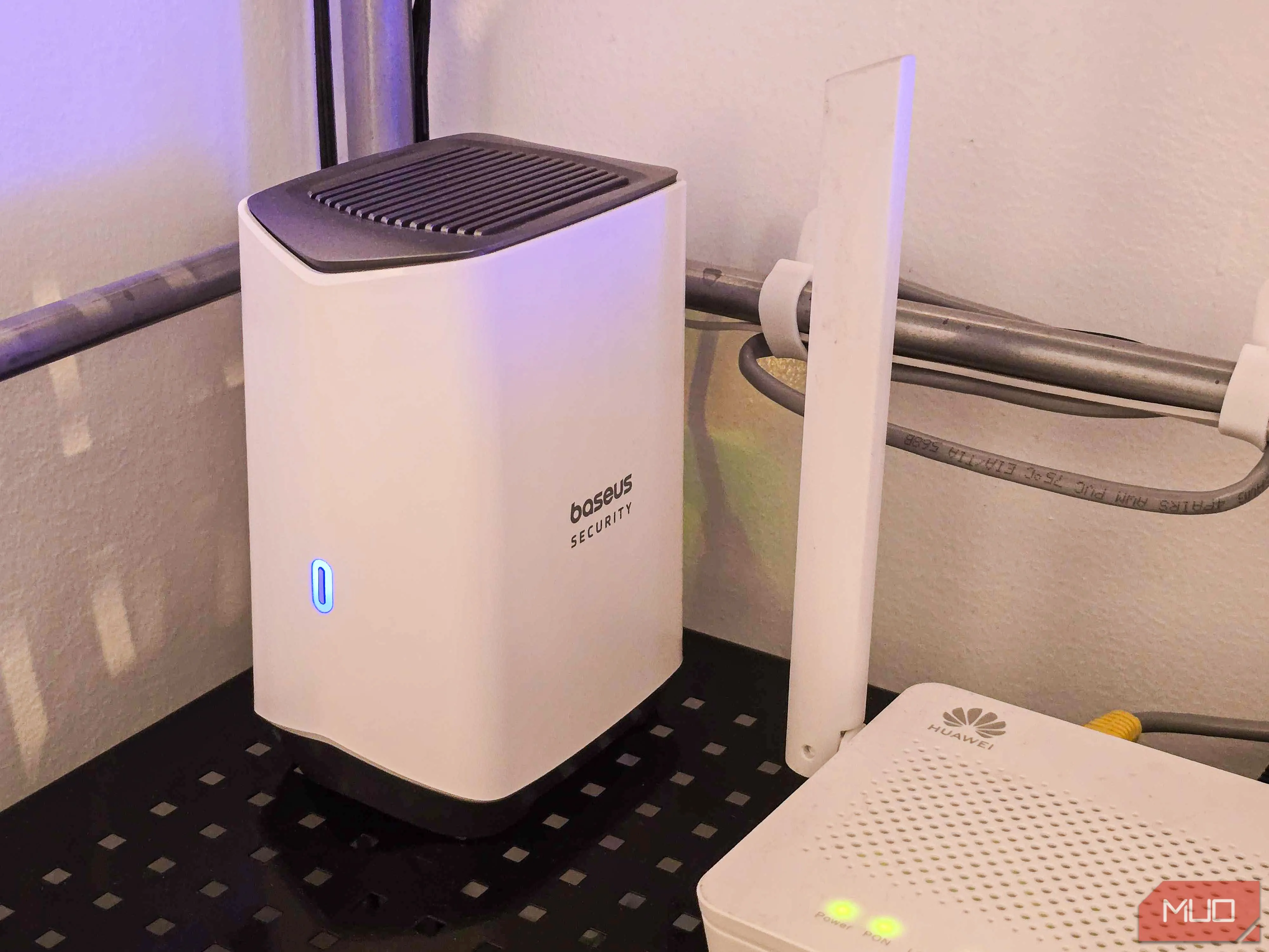 Người dùng đang kết nối ổ cứng vào trạm trung tâm (base station) của hệ thống camera Baseus S1 Pro