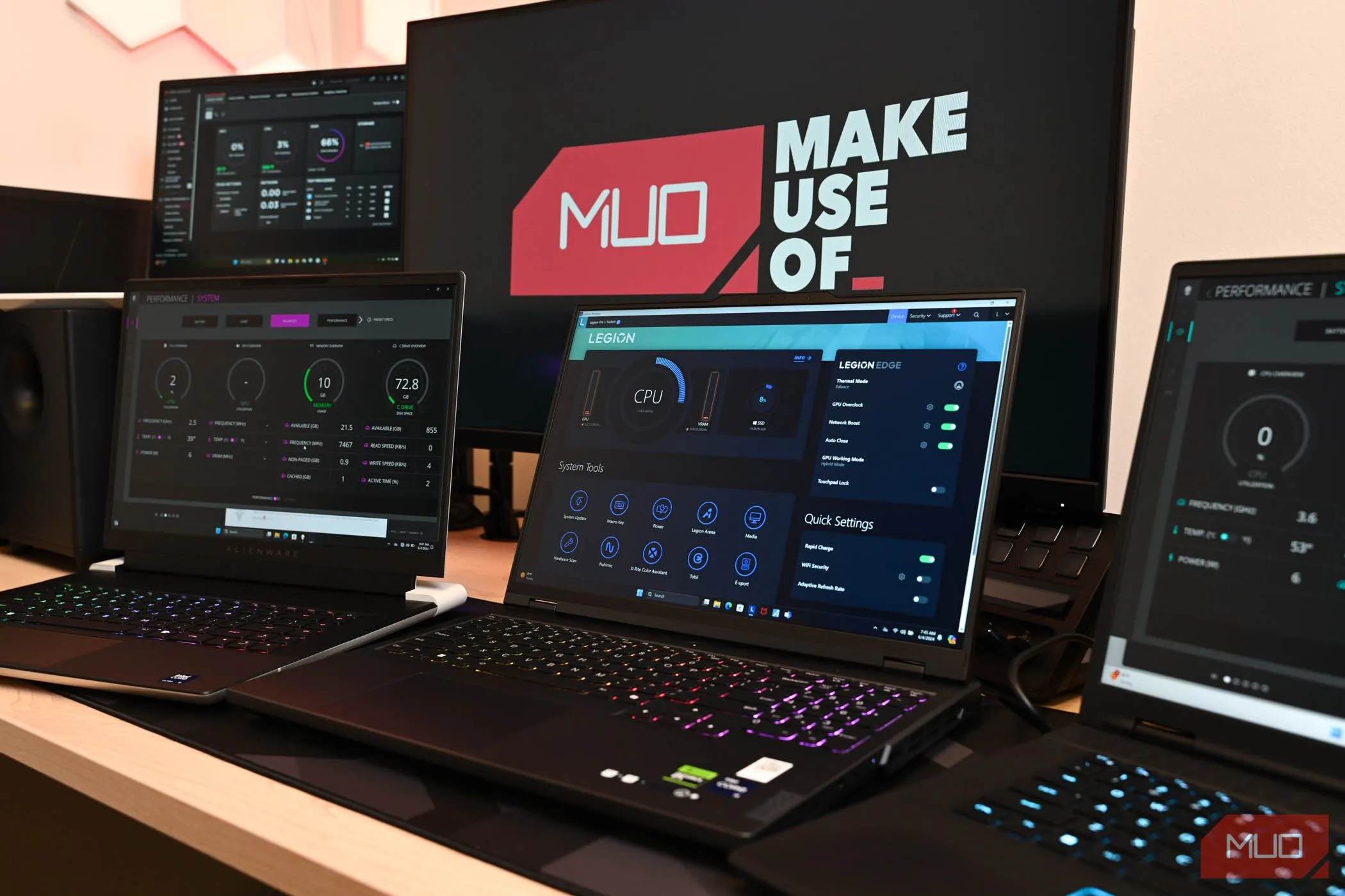 Người dùng đang kiểm tra laptop gaming trước màn hình, thể hiện sự phân tâm khi sử dụng nhiều màn hình