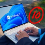 Người dùng đang làm việc trên máy tính xách tay chạy Windows, minh họa việc gia hạn hỗ trợ Windows 10 và sự khuyến khích chuyển đổi lên Windows 11