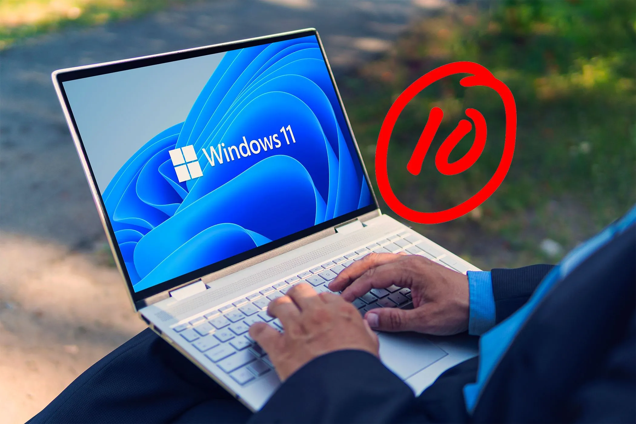 Người dùng đang làm việc trên máy tính xách tay chạy Windows, minh họa việc gia hạn hỗ trợ Windows 10 và sự khuyến khích chuyển đổi lên Windows 11