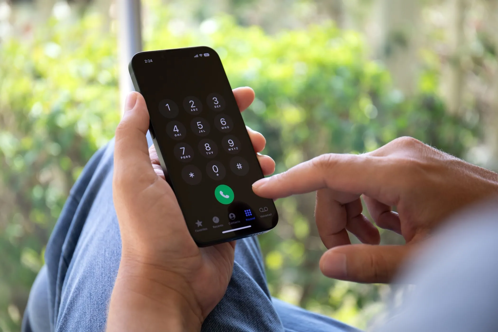 Người dùng đang nhập số điện thoại trên iPhone, thể hiện sự phụ thuộc của SMS vào dịch vụ di động