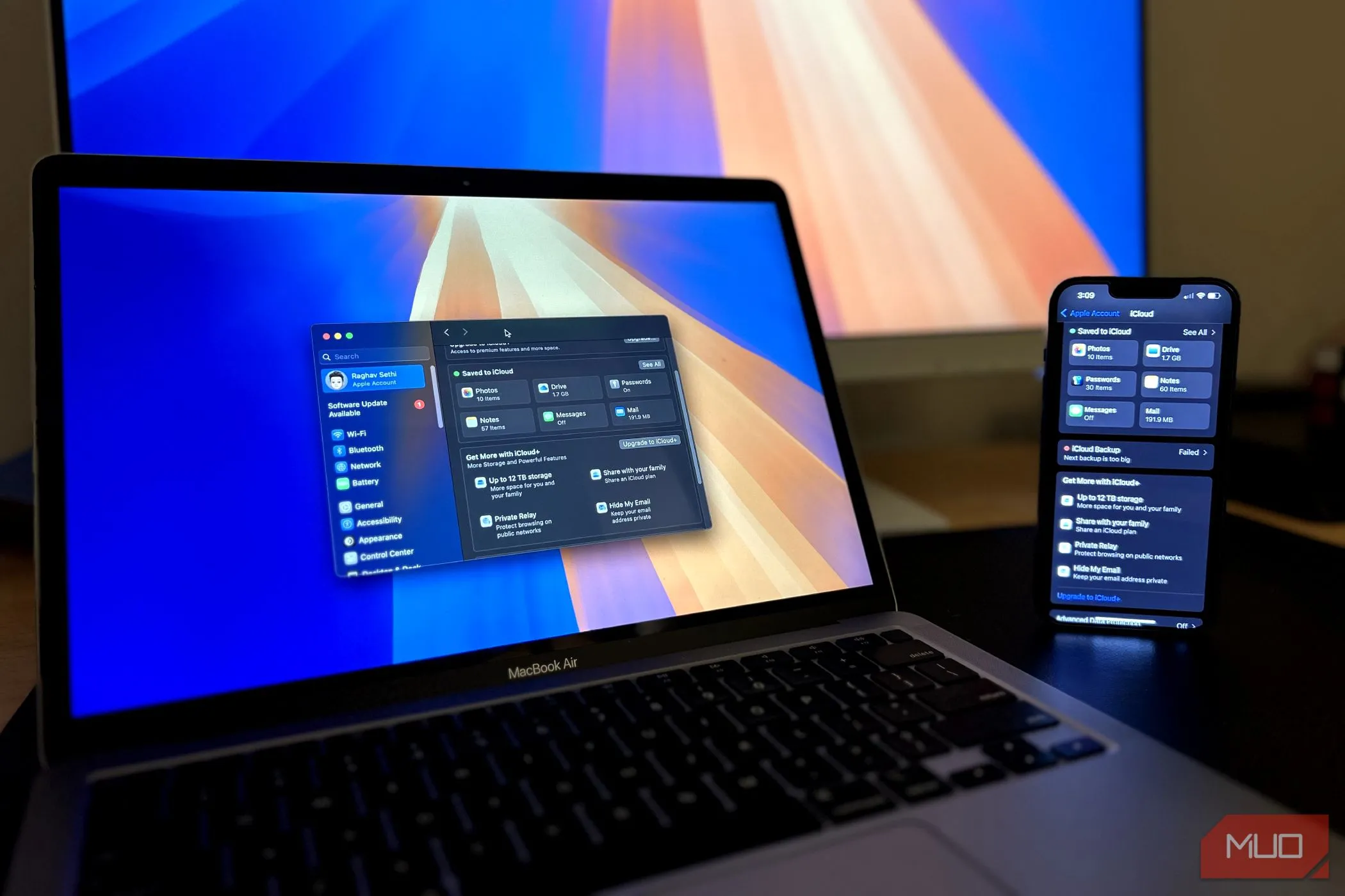 Người dùng đang sao lưu iPhone qua MacBook, thể hiện phương pháp backup truyền thống