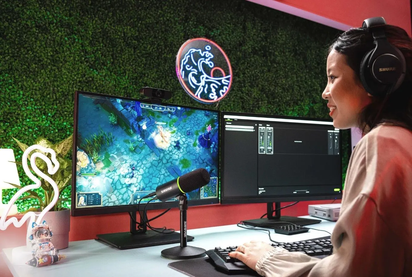 Người dùng đang sử dụng micro Shure MV6 trên bàn gaming