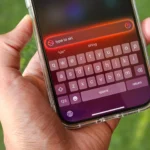 Người dùng đang sử dụng tính năng gõ để giao tiếp với Siri trên iPhone, thể hiện một ứng dụng của AI trong điện thoại thông minh.