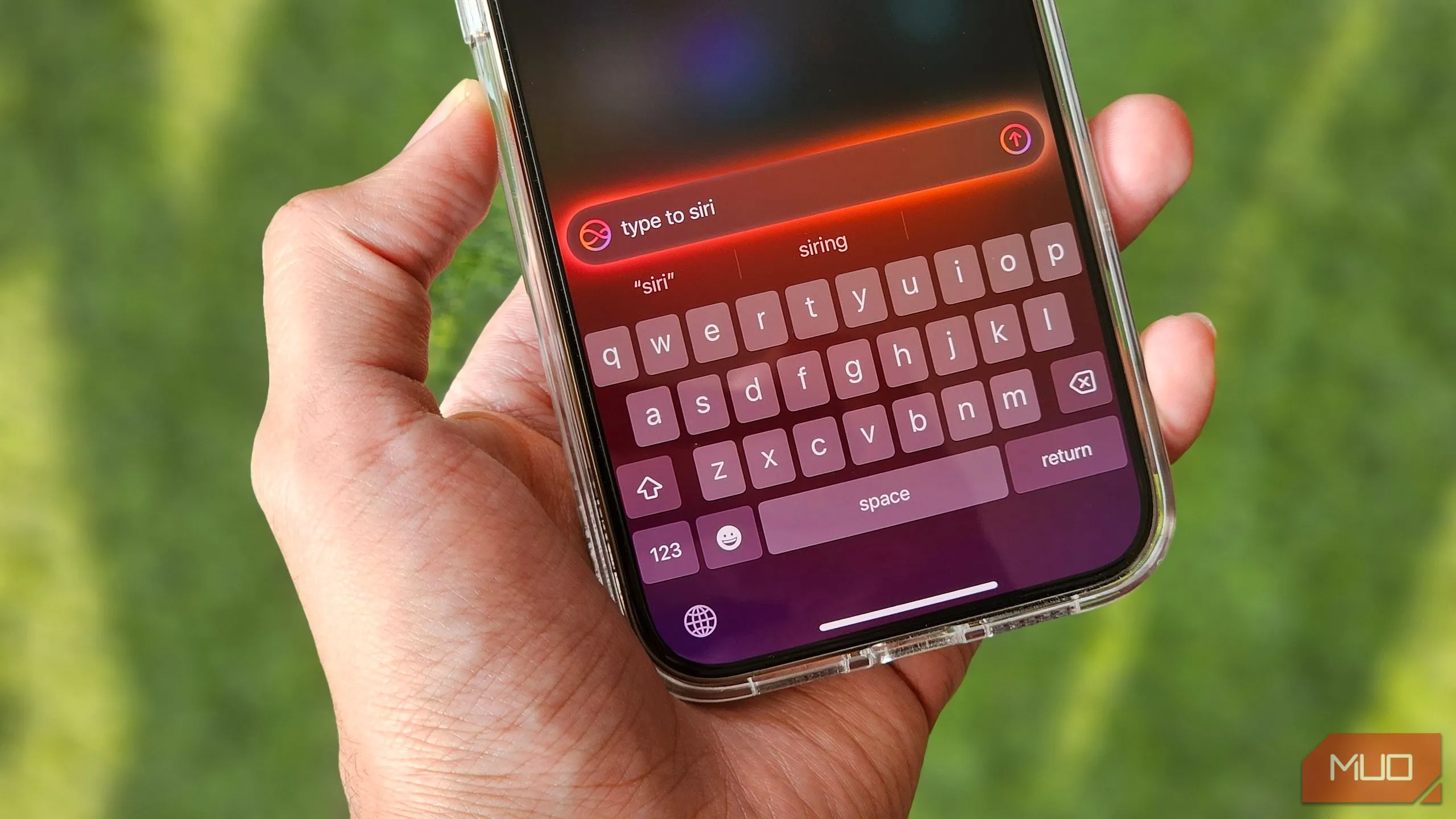 Người dùng đang sử dụng tính năng gõ để giao tiếp với Siri trên iPhone, thể hiện một ứng dụng của AI trong điện thoại thông minh.