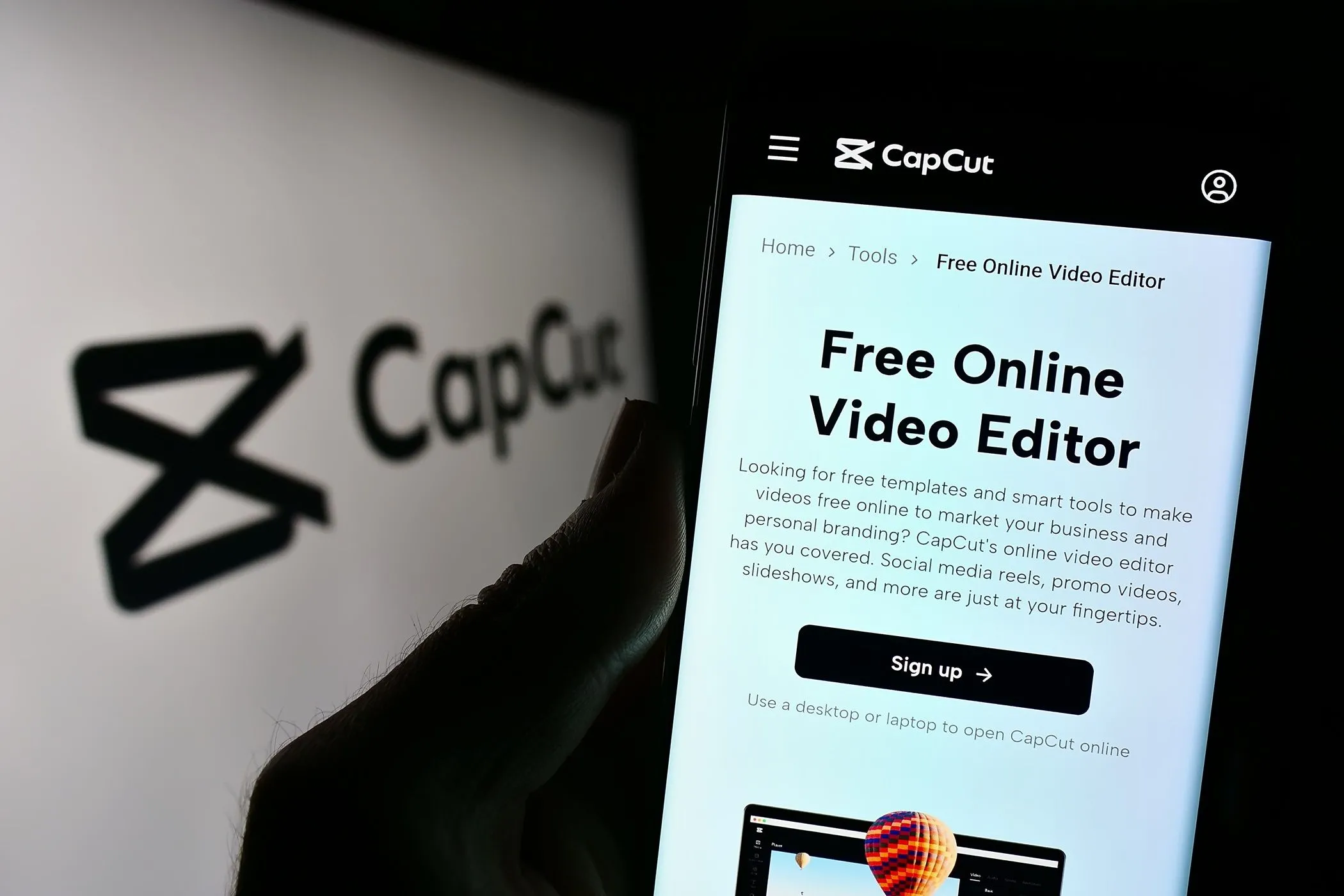 Người dùng đang sử dụng ứng dụng chỉnh sửa video CapCut trên điện thoại di động, thể hiện sự cạnh tranh với Edits của Meta