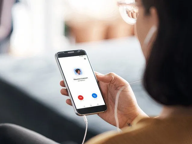Người dùng đang sử dụng Zoom Phone trên điện thoại di động, thể hiện khả năng gọi điện linh hoạt khi di chuyển.