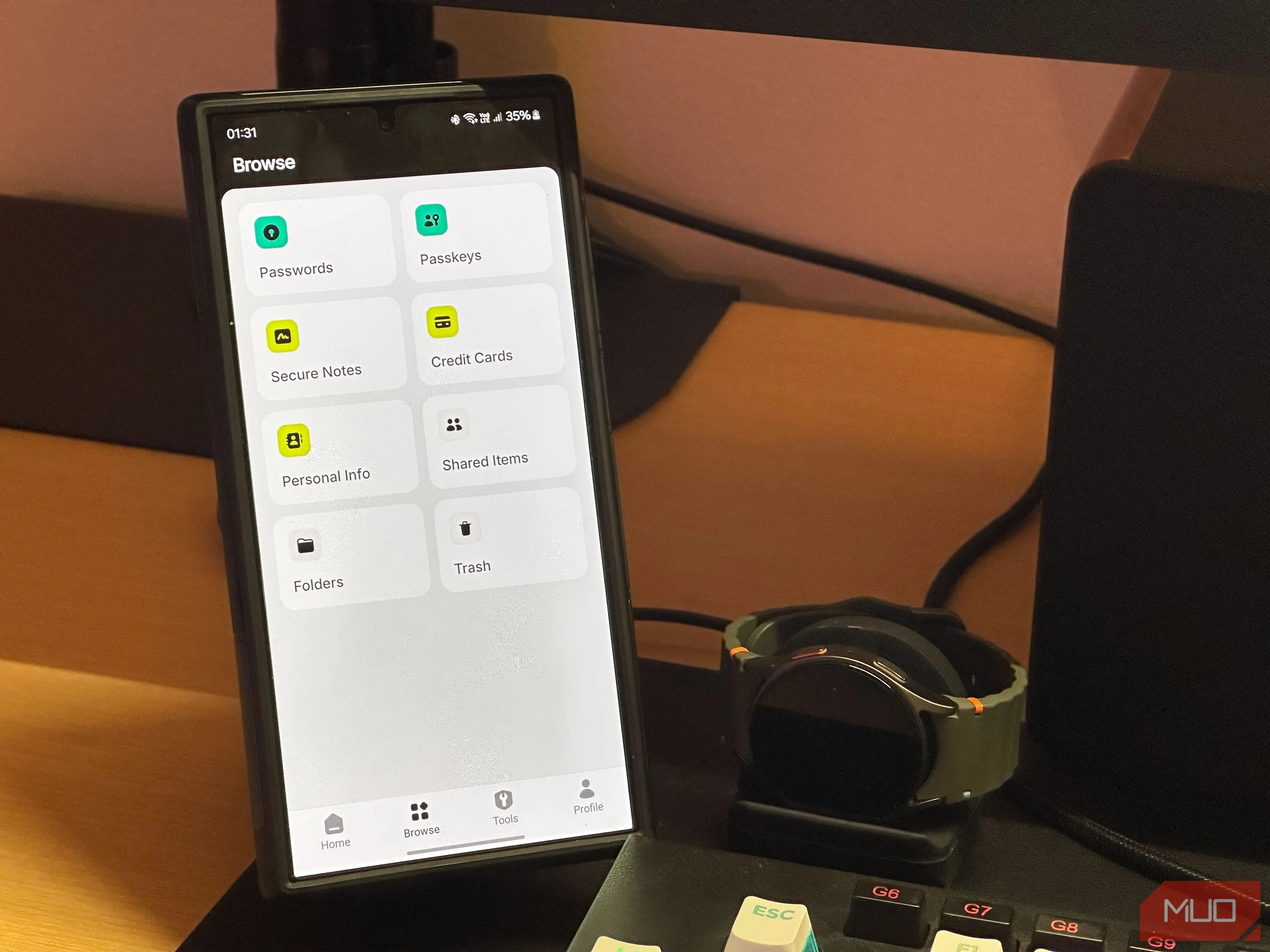 Người dùng đang thao tác trên ứng dụng NordPass trên điện thoại Samsung Galaxy S24 Ultra, hiển thị màn hình quản lý mật khẩu.