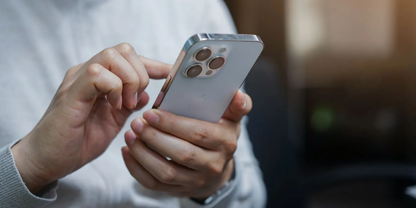 Người dùng đang tương tác với iPhone 13 Pro Max