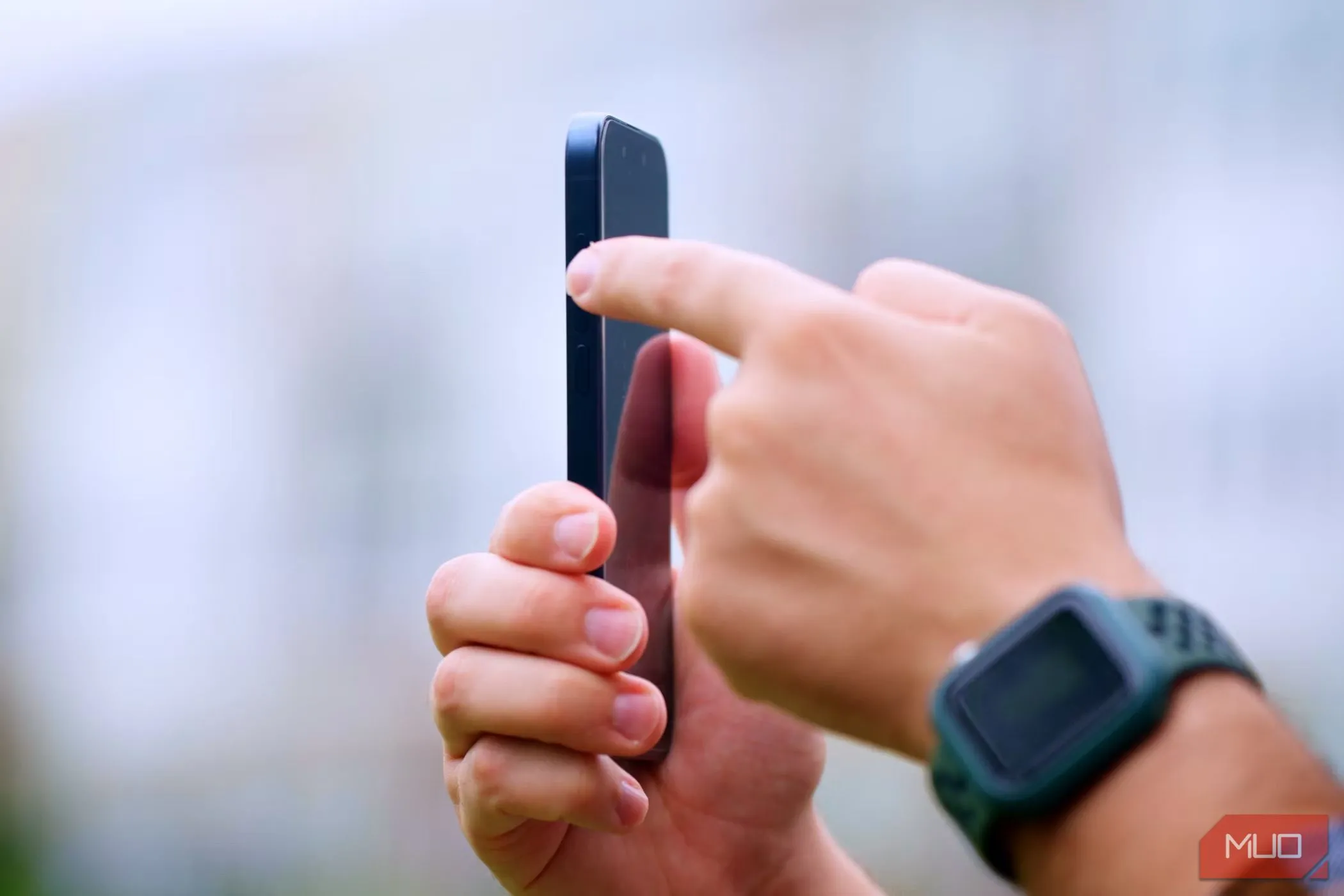 Người dùng đang tương tác với nút Action Button trên iPhone 15 Pro, minh họa tính linh hoạt của phím chức năng tùy chỉnh