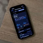 Người dùng đang xem trang Thời gian sử dụng màn hình trên iPhone 14 Pro Max để kiểm soát việc sử dụng điện thoại.
