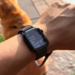 Người dùng đeo Apple Watch hiển thị dữ liệu tập luyện, minh họa tính năng theo dõi sức khỏe của đồng hồ thông minh