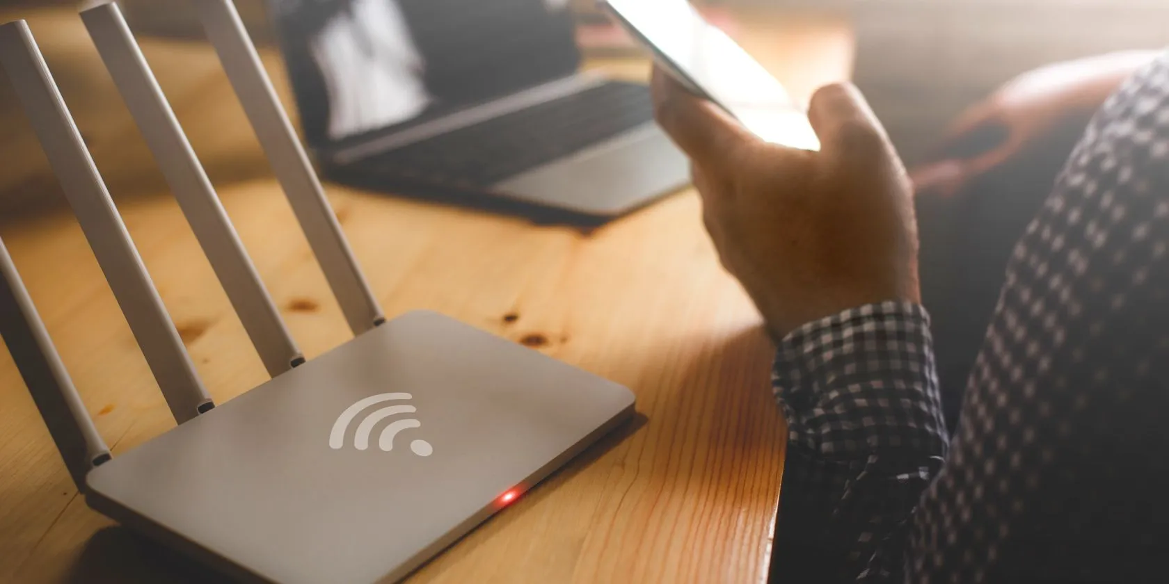 Người dùng điện thoại truy cập cấu hình bộ định tuyến Wi-Fi để cài đặt DNS.
