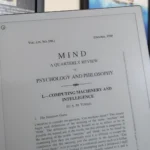 Người dùng đọc tài liệu PDF trên máy tính bảng giấy reMarkable 2 với màn hình E Ink thân thiện mắt.
