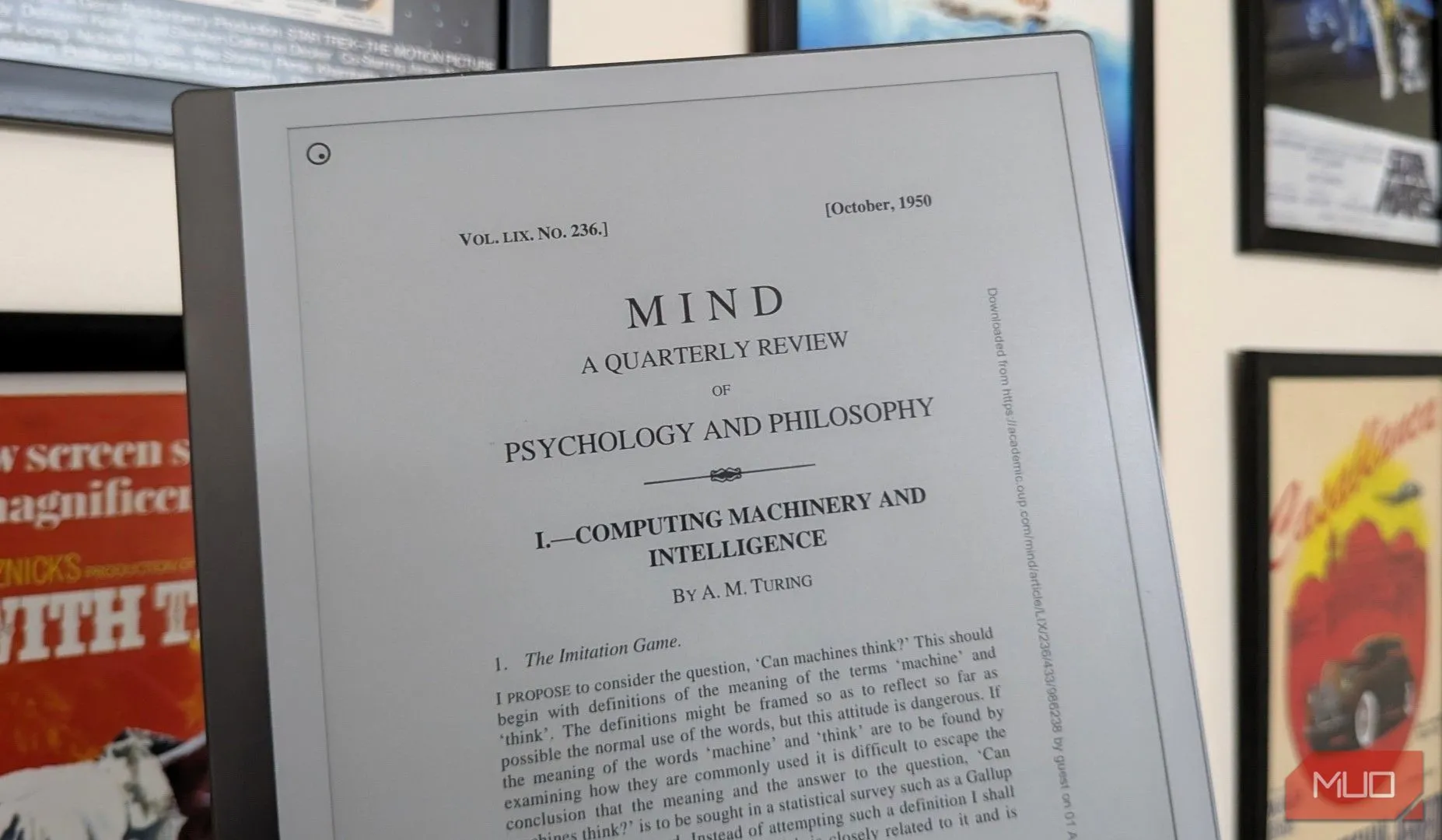 Người dùng đọc tài liệu PDF trên máy tính bảng giấy reMarkable 2 với màn hình E Ink thân thiện mắt.
