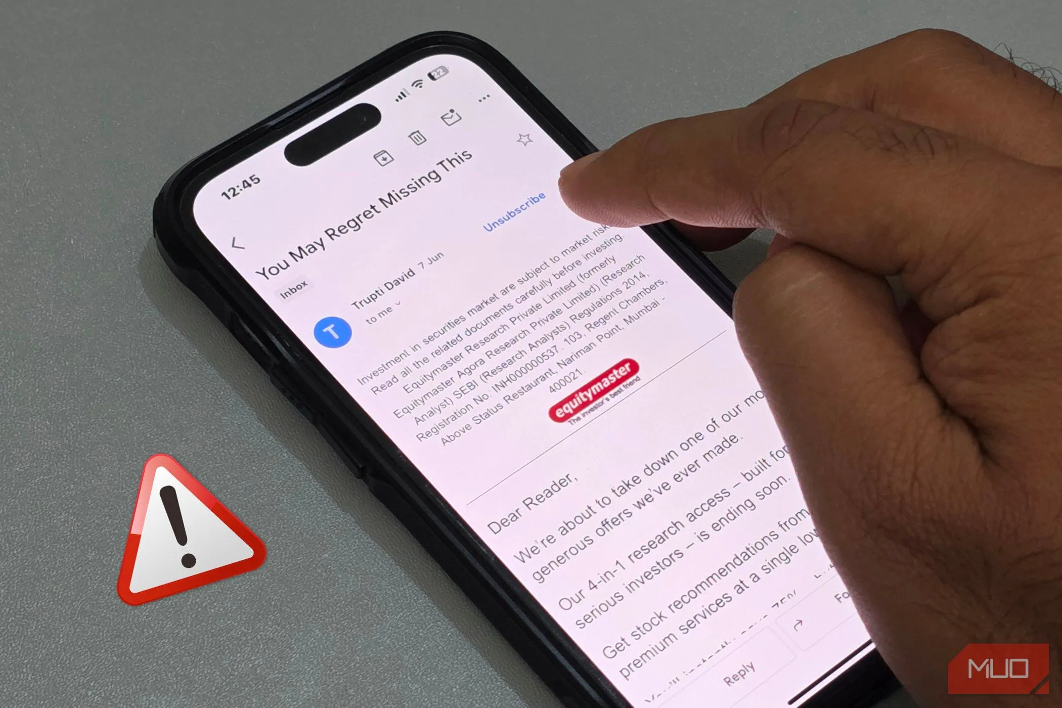 Người dùng iPhone đang hủy đăng ký khỏi một email spam