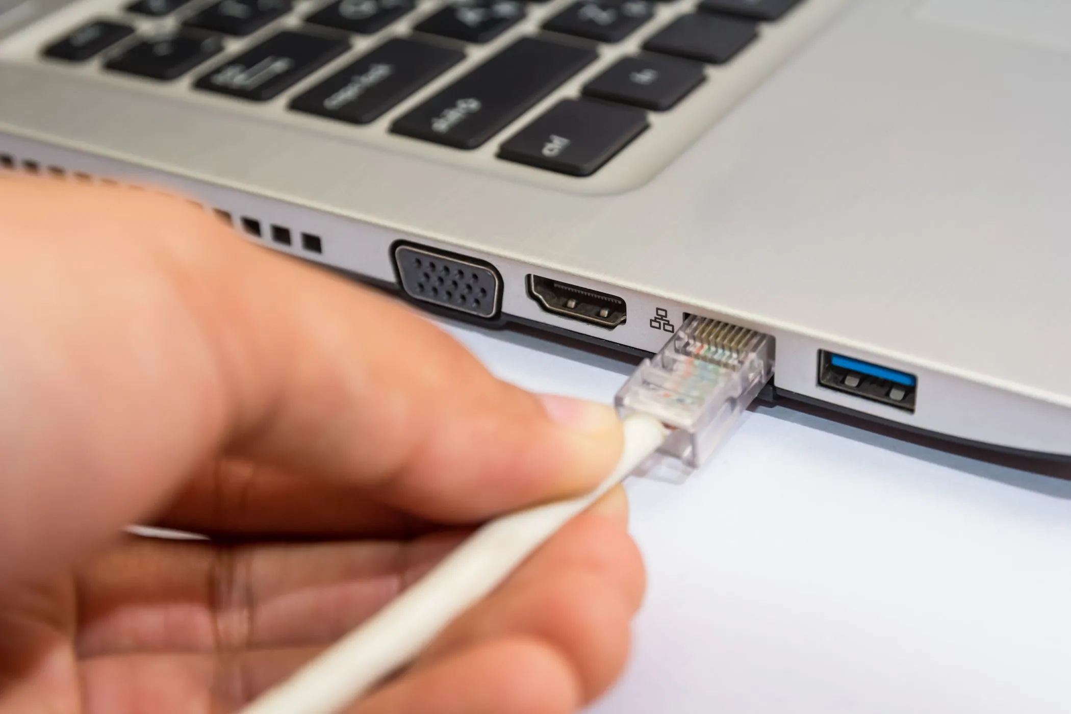 Người dùng kết nối cáp mạng Ethernet vào máy tính xách tay Windows để đảm bảo kết nối internet an toàn và tốc độ cao