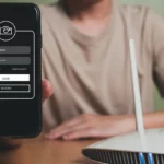 Người dùng kiểm tra kết nối Wi-Fi trên điện thoại gần router Wi-Fi để thiết lập mạng khách an toàn.