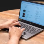 Người dùng làm việc trên laptop Acer Chromebook, thiết bị sắp bị ảnh hưởng bởi chính sách tăng giá của Acer