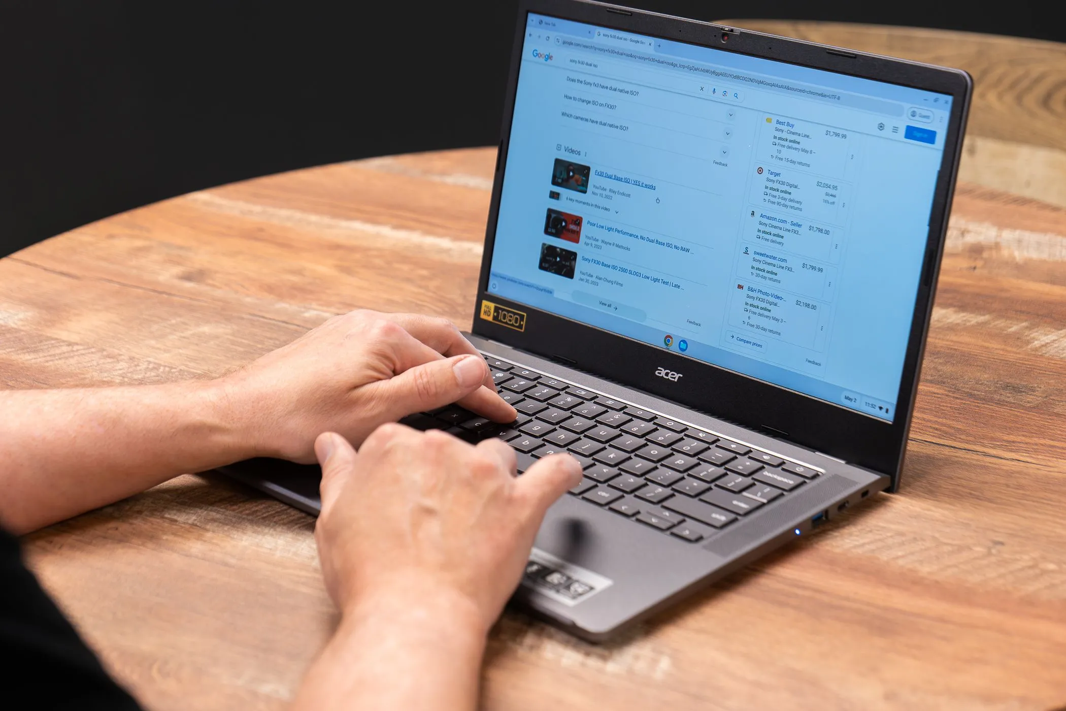 Người dùng làm việc trên laptop Acer Chromebook, thiết bị sắp bị ảnh hưởng bởi chính sách tăng giá của Acer