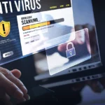 Người dùng máy tính kiểm tra virus bằng phần mềm diệt virus chuyên dụng