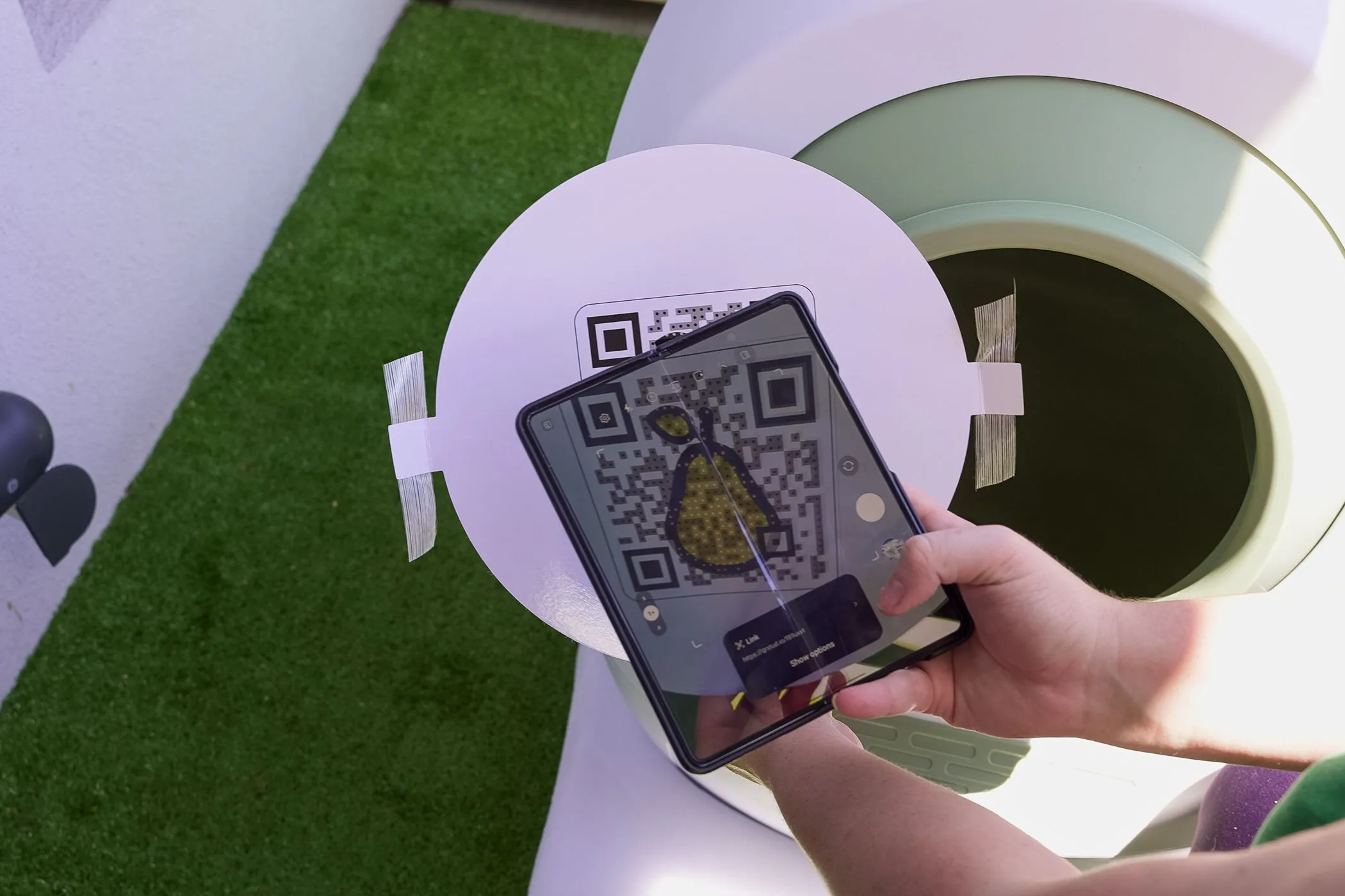 Người dùng quét QR code tại địa điểm công cộng, cần cảnh giác nguy cơ lừa đảo