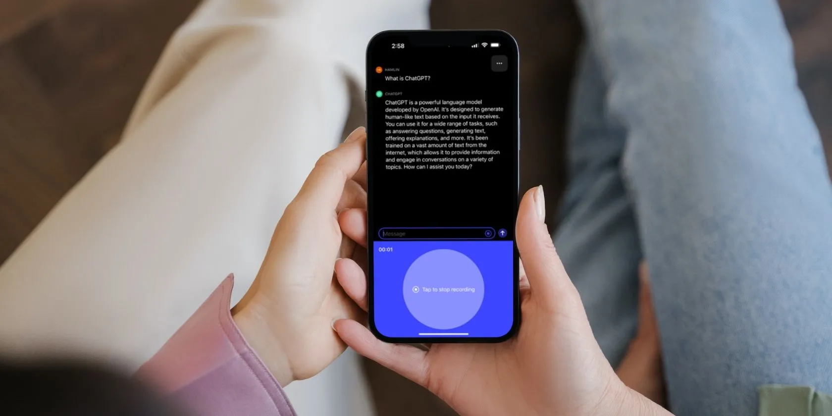 Người dùng sử dụng ChatGPT Whisper trên iPhone để ghi âm