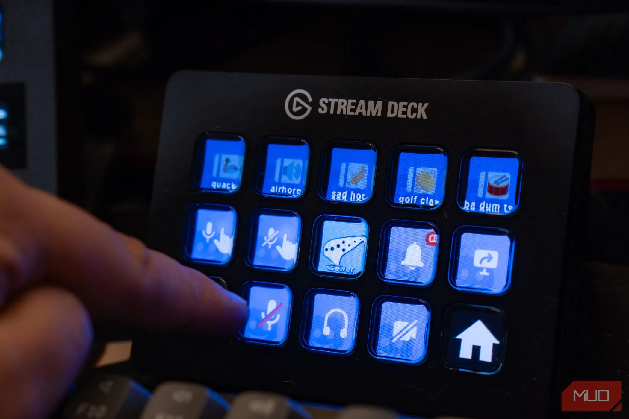 Người dùng thao tác trên Elgato Stream Deck hiển thị các biểu tượng plugin Discord, minh họa khả năng điều khiển ứng dụng đàm thoại hiệu quả.