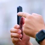 Người dùng thao tác với Nút tác vụ (Action Button) trên iPhone 15 Pro, một trong những tính năng cao cấp ít dùng.