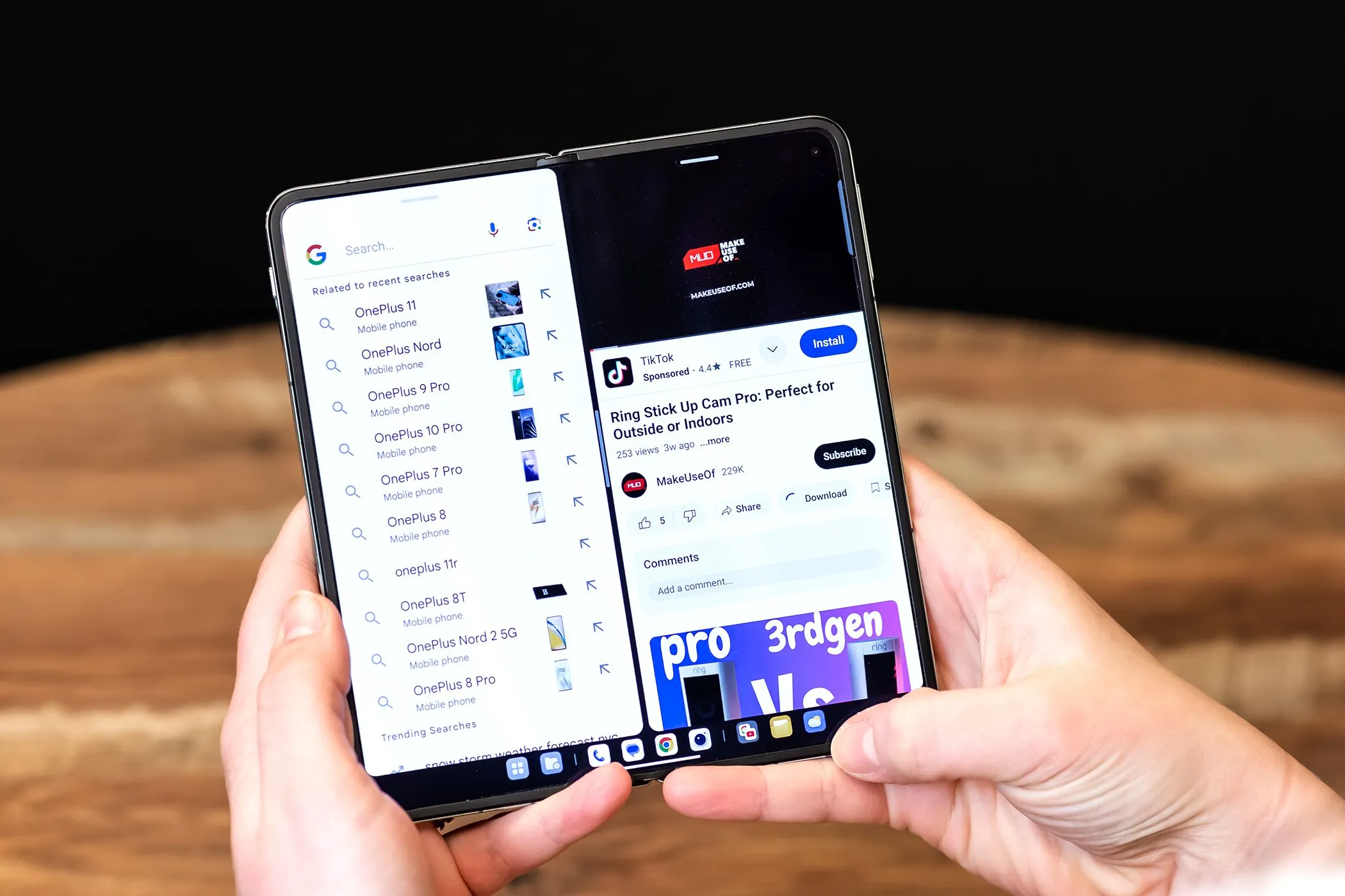 Người dùng trải nghiệm đa nhiệm chia đôi màn hình trên OnePlus Open, tận dụng tối đa không gian màn hình gập.