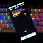 Người dùng trải nghiệm game Block Breaker trên điện thoại di động thông qua Google Search, sử dụng ngón tay để điều khiển thanh đỡ.