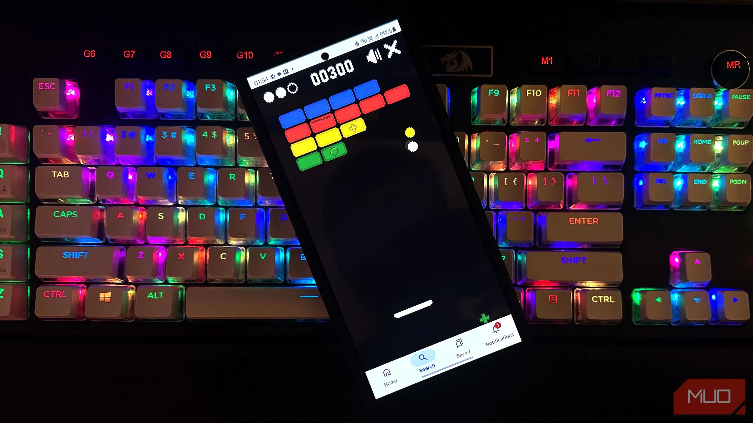 Người dùng trải nghiệm game Block Breaker trên điện thoại di động thông qua Google Search, sử dụng ngón tay để điều khiển thanh đỡ.