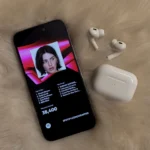 Người dùng trải nghiệm Spotify trên iPhone với AirPods, minh họa trải nghiệm nghe nhạc trên iOS và liên quan đến việc đăng ký Spotify Premium.