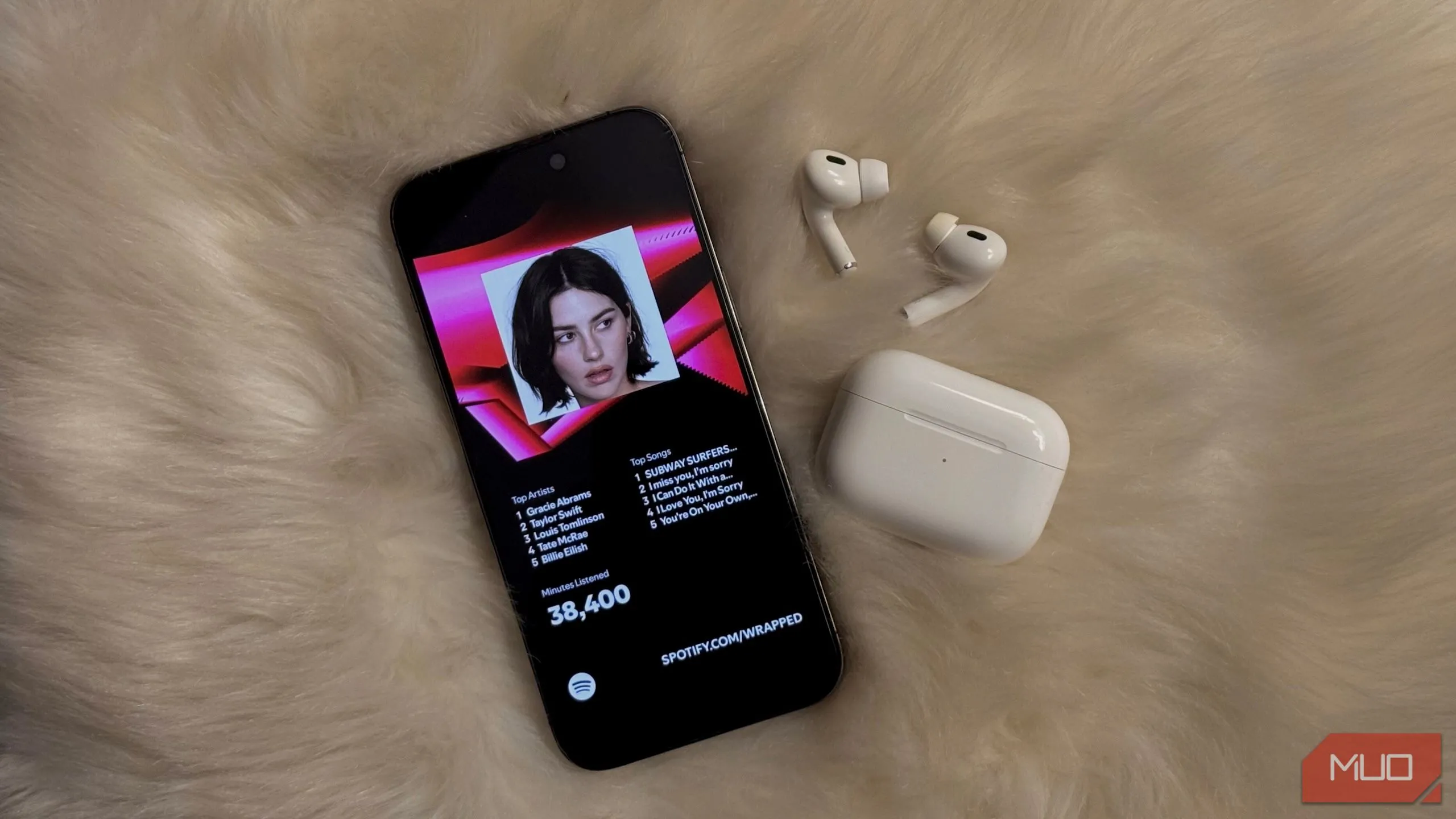 Người dùng trải nghiệm Spotify trên iPhone với AirPods, minh họa trải nghiệm nghe nhạc trên iOS và liên quan đến việc đăng ký Spotify Premium.
