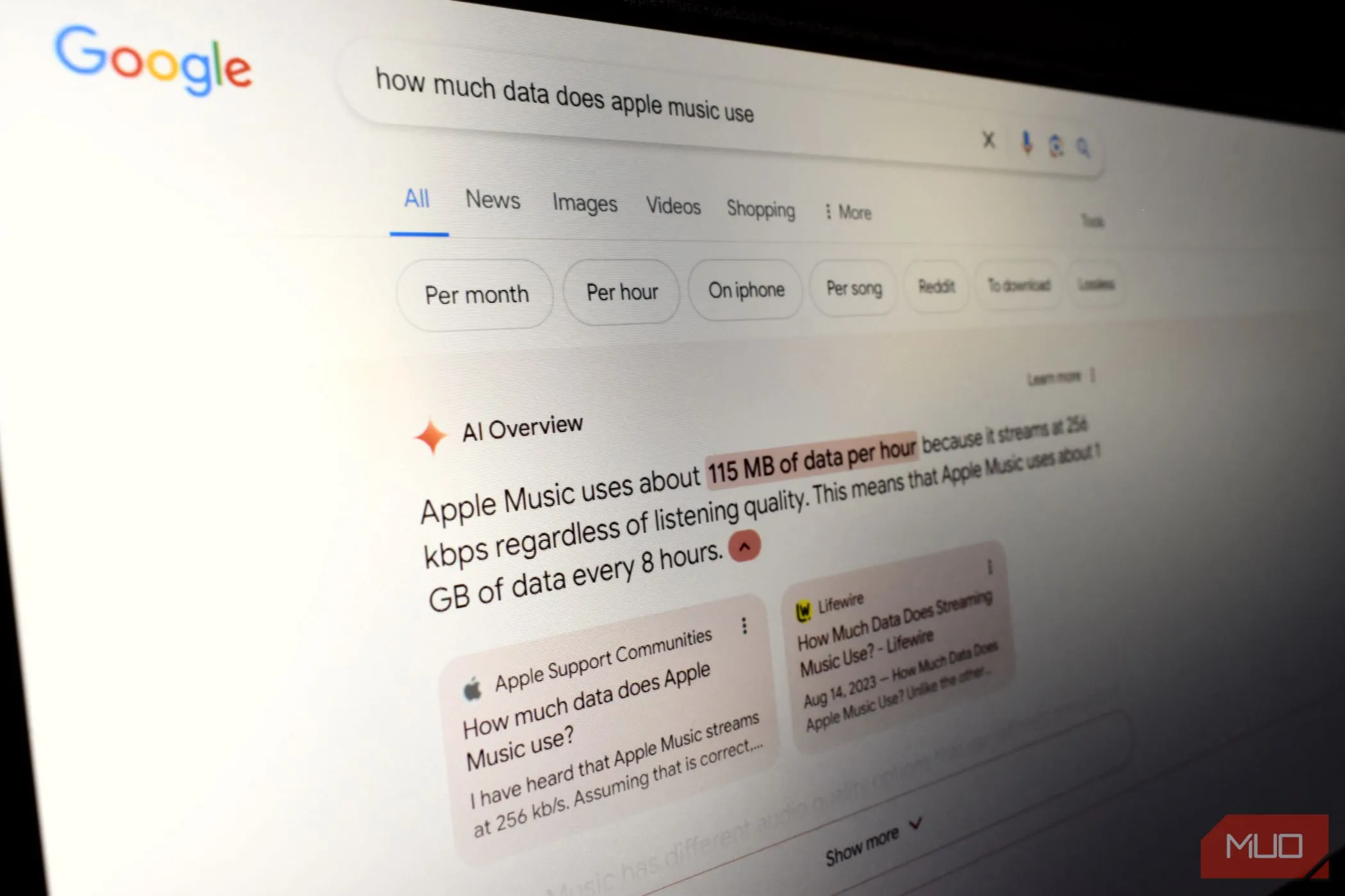 Người dùng trải nghiệm tính năng AI Overviews của Google trên màn hình laptop