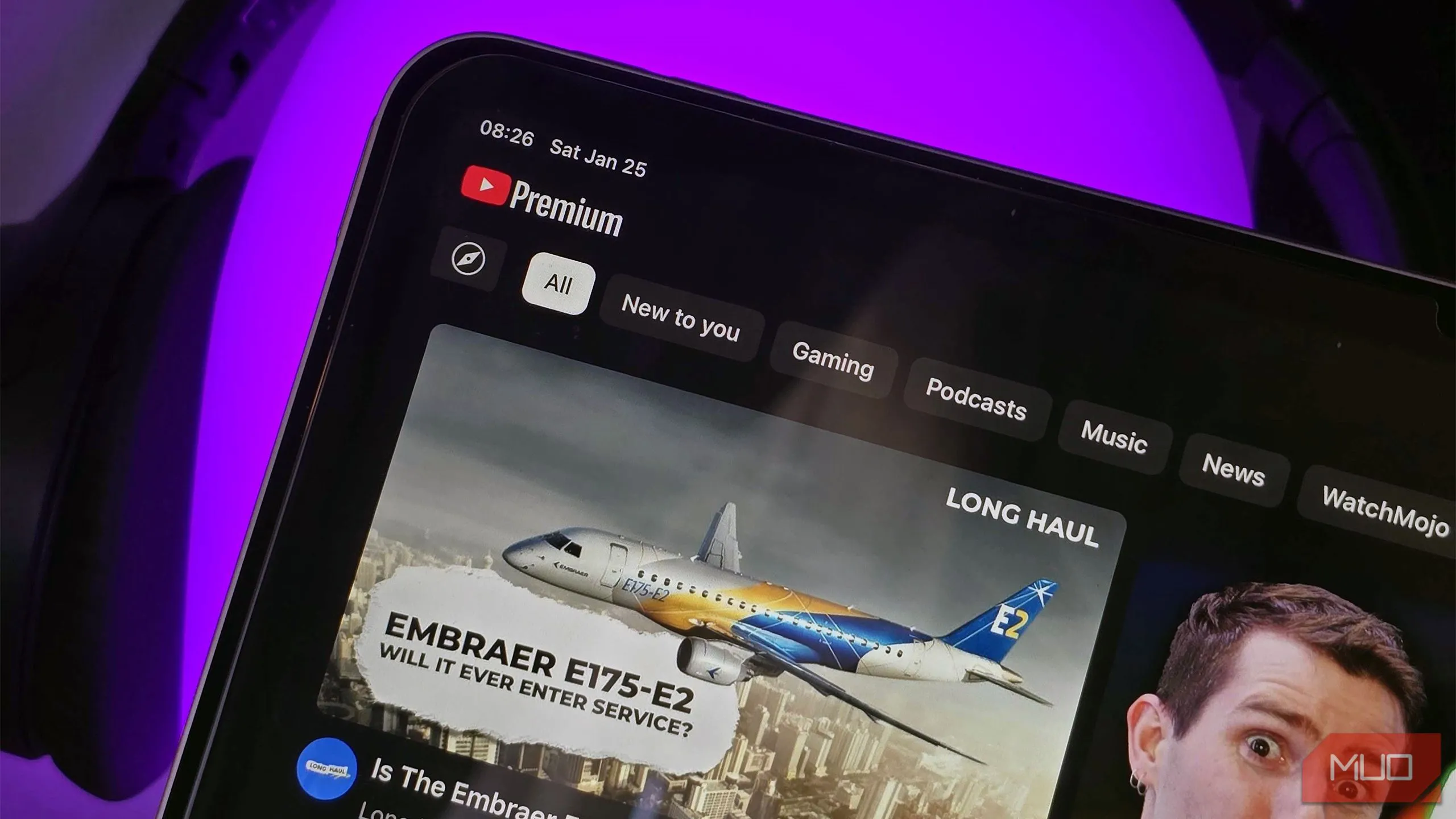 Người dùng trải nghiệm xem video không quảng cáo với YouTube Premium trên iPad Air