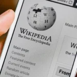 Người dùng truy cập Wikipedia trên điện thoại di động, AI hỗ trợ khám phá thông tin hiệu quả hơn