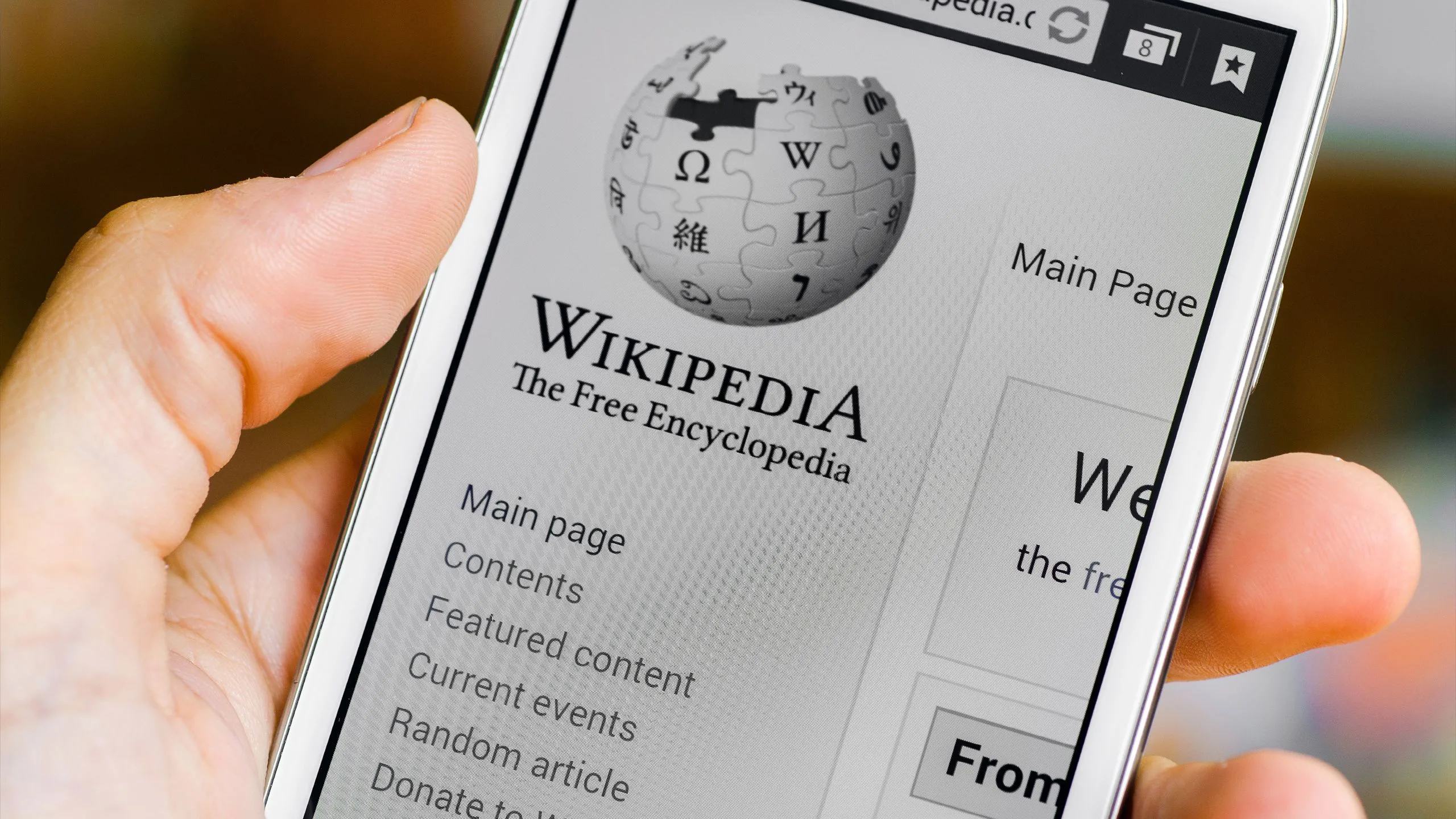 Người dùng truy cập Wikipedia trên điện thoại di động, AI hỗ trợ khám phá thông tin hiệu quả hơn