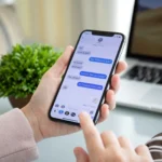 Người phụ nữ đang sử dụng iMessage trên iPhone, minh họa tính năng nhắn tin riêng của Apple