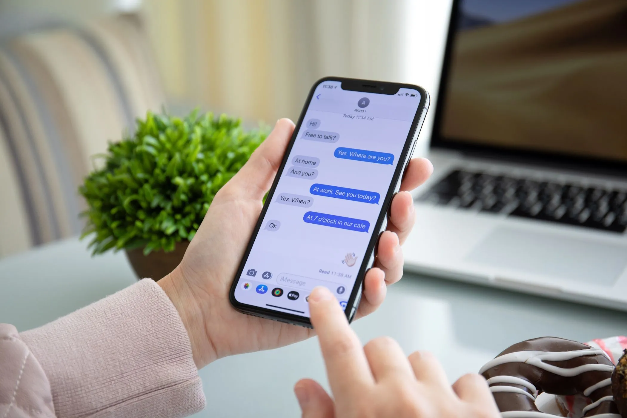 Người phụ nữ đang sử dụng iMessage trên iPhone, minh họa tính năng nhắn tin riêng của Apple