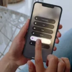 Người phụ nữ đang sử dụng iPhone 12 Pro và kích hoạt các chế độ Tập Trung (Focus Mode) để cải thiện năng suất làm việc