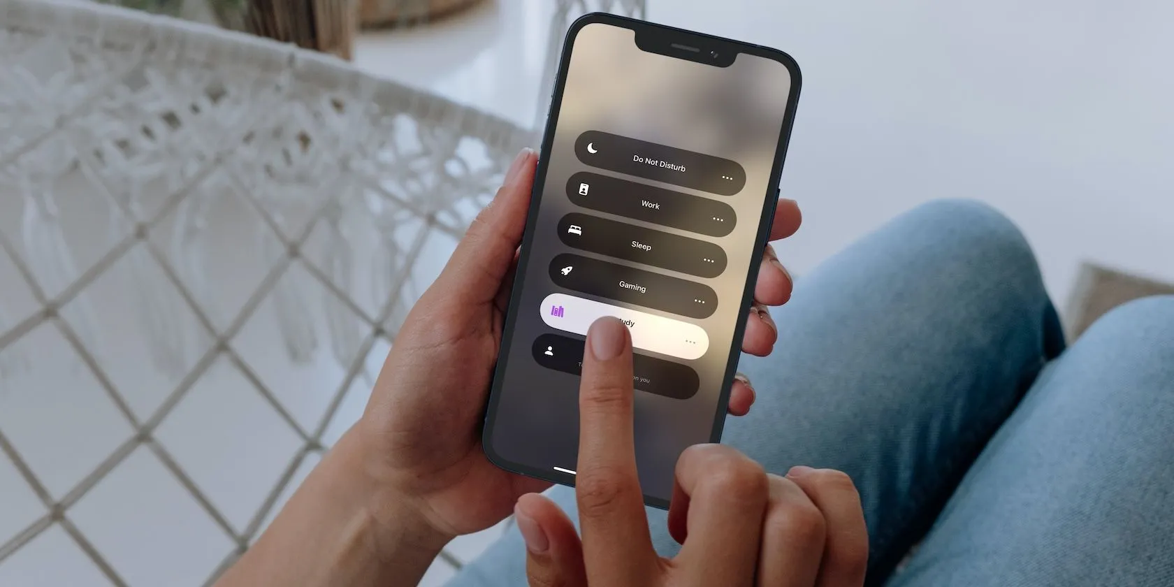 Người phụ nữ đang sử dụng iPhone 12 Pro và kích hoạt các chế độ Tập Trung (Focus Mode) để cải thiện năng suất làm việc