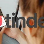 Người phụ nữ lướt ứng dụng hẹn hò Tinder trên điện thoại, cảnh báo lừa đảo tình cảm online dịp năm mới