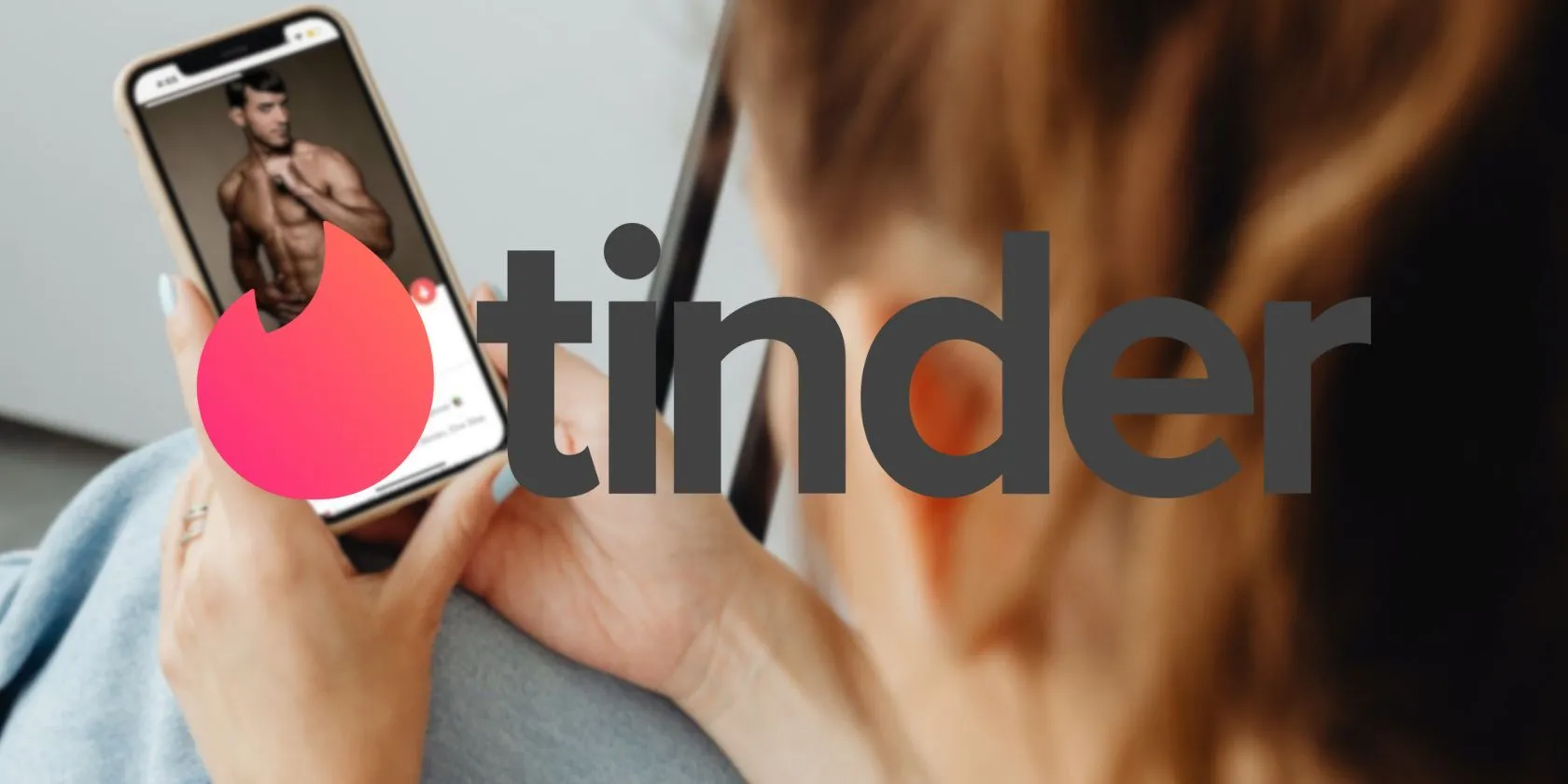 Người phụ nữ lướt ứng dụng hẹn hò Tinder trên điện thoại, cảnh báo lừa đảo tình cảm online dịp năm mới